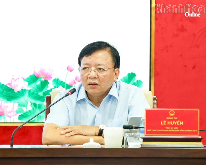 Đồng chí Lê Huyền điều hành nội dung thảo luận tại cuộc họp.