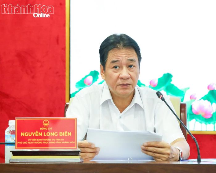 Đồng chí Nguyễn Long Biên điều hành nội dung thảo luận tại cuộc họp.