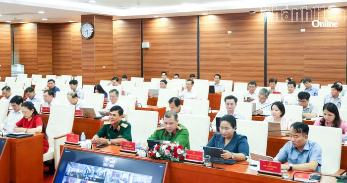 Lãnh đạo các sở, ban, ngành tham dự cuộc họp.