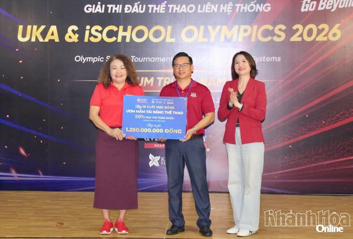 Đại diện Trường Đại học Hoa Sen trao học bổng cho học sinh tham dự hội thao.