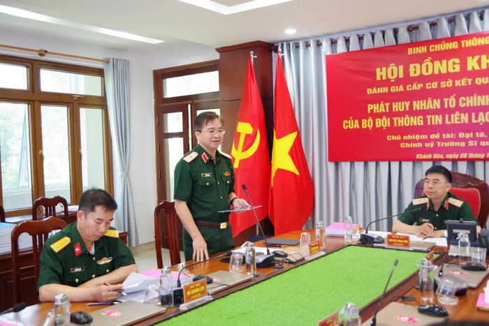 Thành viên hội đồng tham gia nhận xét, phản biện.