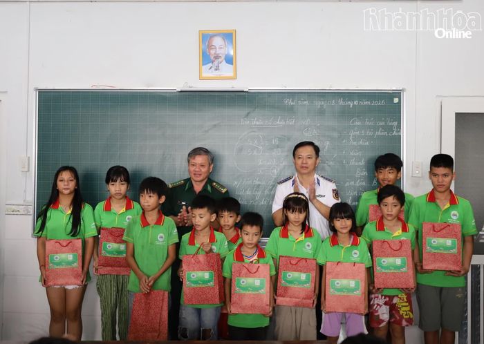 Đại biểu các cơ quan, đơn vị tặng quà cho học sinh.