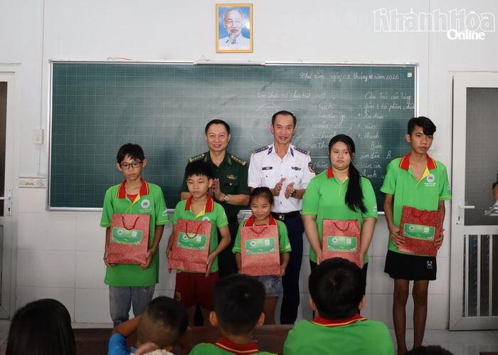 Đại biểu các cơ quan, đơn vị tặng quà cho học sinh.