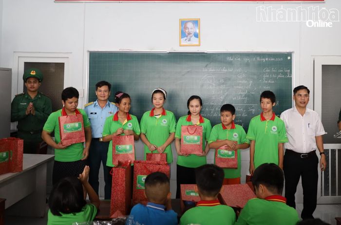 Đại biểu các cơ quan, đơn vị tặng quà cho các em học sinh.