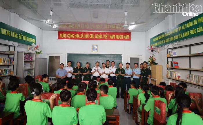 Đại biểu các cơ quan, đơn vị chụp hình lưu niệm tại lớp học tình thương.