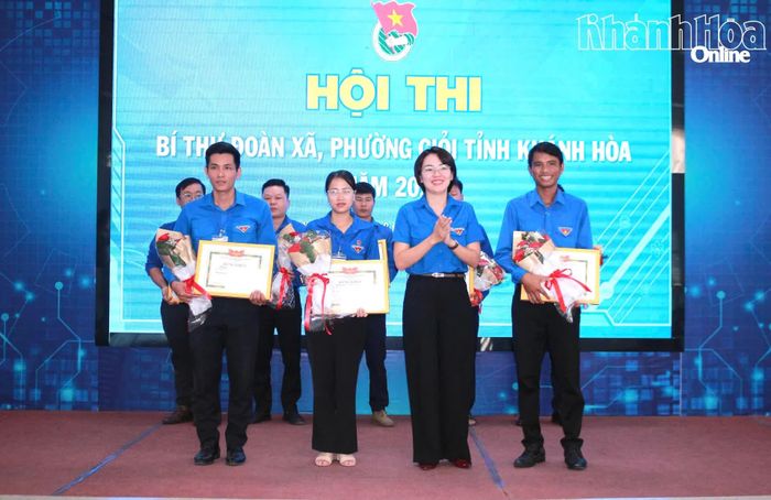 Ban tổ chức trao giải ba cho các thí sinh.