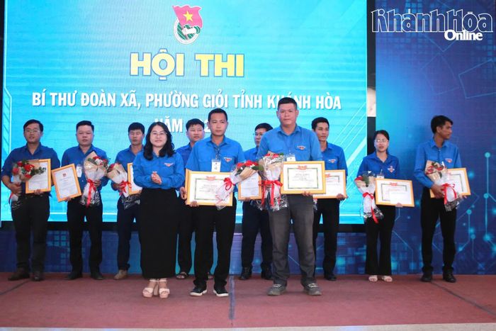 Ban tổ chức trao giải nhì cho Bí thư Đoàn xã Vạn Hưng và Bí thư Đoàn xã Vạn Thắng.