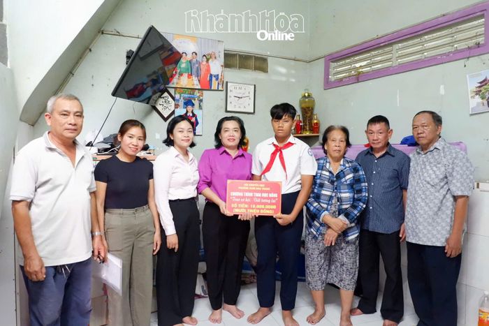 Lãnh đạo Ủy ban MTTQ Việt Nam phường trao học bổng cho em Trần Thanh Nhân (Tổ dân phố Trường Đông).