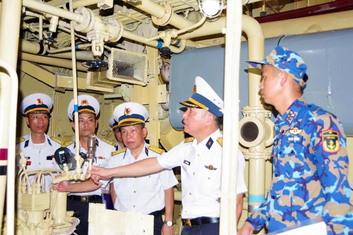 Đoàn kiểm tra công tác bảo quản kỹ thuật tại các tàu.