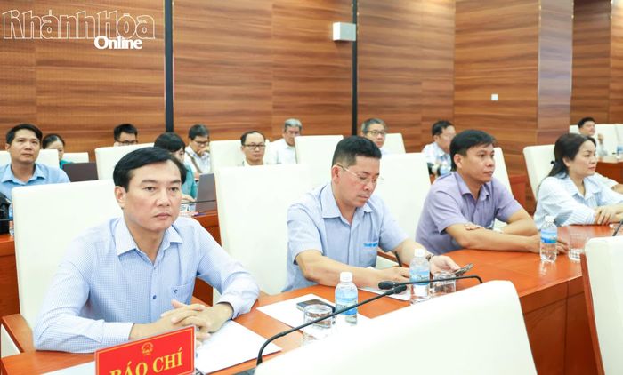 Các đại biểu tham dự họp báo.
