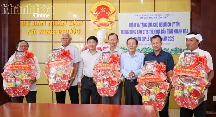 Lãnh đạo Sở Dân tộc và Tôn giáo và Ủy ban MTTQ Việt Nam xã Ninh Phước tặng quà cho người có uy tín.