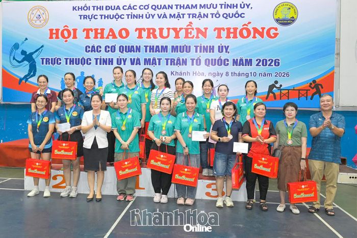 Đại diện Ban tổ chức hội thao trao giải cho các đơn vị đạt giải sút cầu môn nữ.