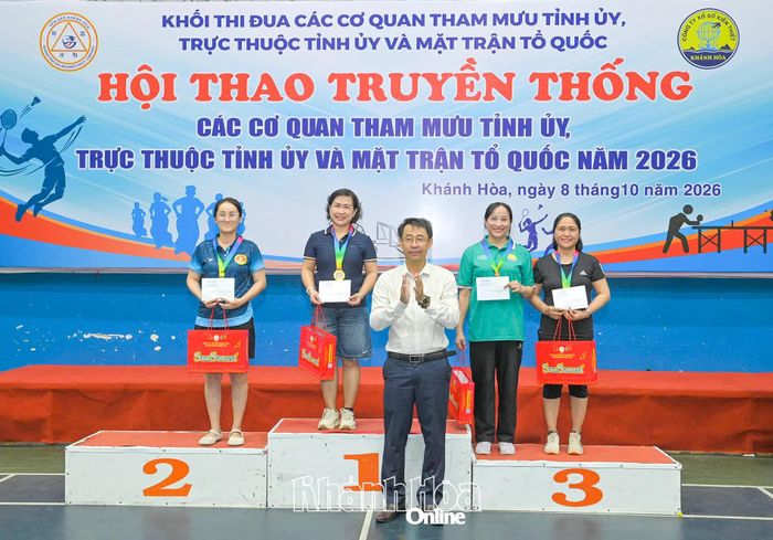 Đại diện Ban tổ chức hội thao trao giải cho các vận động viên nữ thi đấu môn bóng bàn.