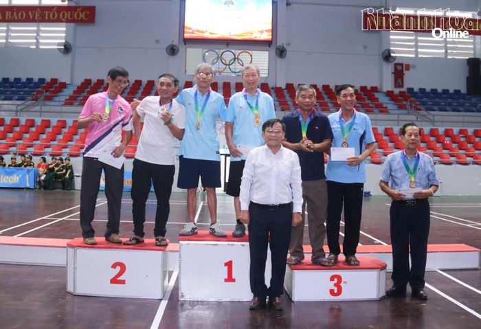 Lãnh đạo Hội Người cao tuổi tỉnh trao giải cho các vận động viên đoạt giải ở nội dung đôi nam môn cầu lông.