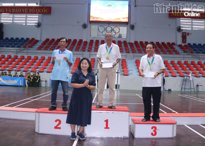 Lãnh đạo Hội Người cao tuổi tỉnh trao giải cho các vận động viên đạt giải môn cờ tướng.
