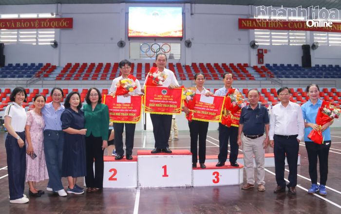 Ban tổ chức trao giải toàn đoàn cho các tập thể.