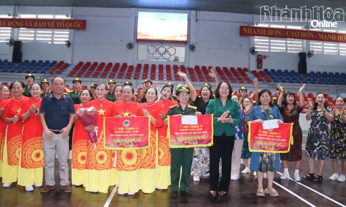 Các đội đoạt giải ở bộ môn dân vũ nhận giải thưởng tại hội thao.