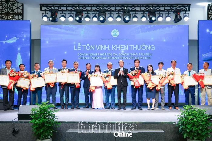 Lãnh đạo tỉnh tặng bằng khen cho 14 doanh nhân có thành tích tiêu biểu trong hoạt động sản xuất, kinh doanh.