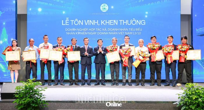 Lãnh đạo tỉnh tặng bằng khen cho các doanh nghiệp, hợp tác xã.