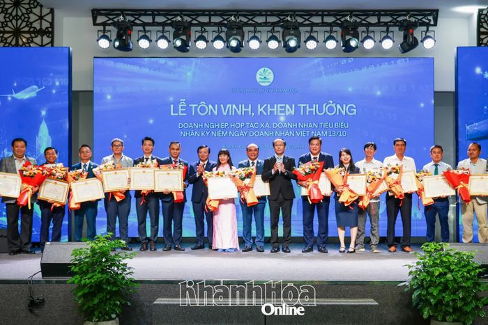 Lãnh đạo tỉnh tặng bằng khen cho 14 doanh nhân có thành tích tiêu biểu trong hoạt động sản xuất, kinh doanh.