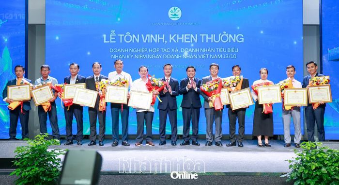 Lãnh đạo tỉnh tặng bằng khen cho các tập thể có thành tích xuất sắc trong sản xuất kinh doanh.