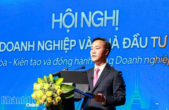 Chủ tịch UBND tỉnh Nguyễn Việt Hùng phát biểu tại hội nghị.