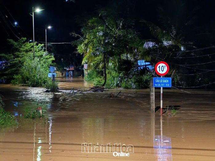 Cầu Lò Gạch trên tuyến Tỉnh lộ 9, đoạn qua xã Khánh Sơn thường xuyên bị ngập sâu, gây chia cắt trong mùa mưa lũ.