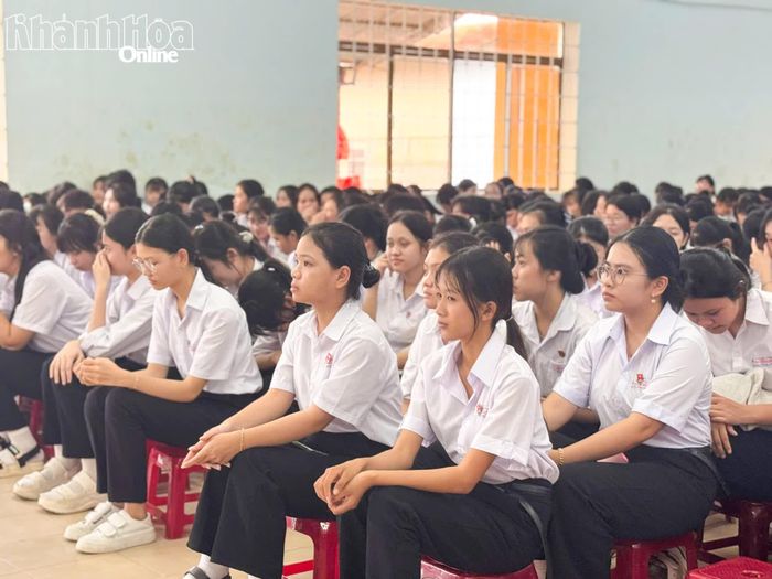 Học sinh Trường THPT Nguyễn Thái Học tại buổi nói chuyện chuyên đề.