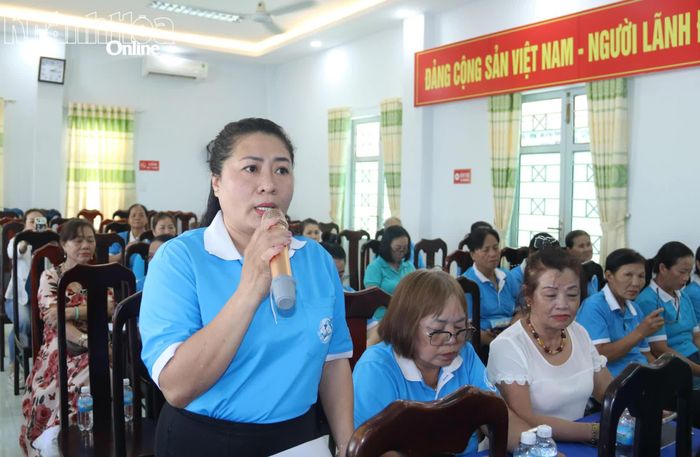 Cán bộ, hội viên phụ nữ nêu ý kiến tại hội nghị.
