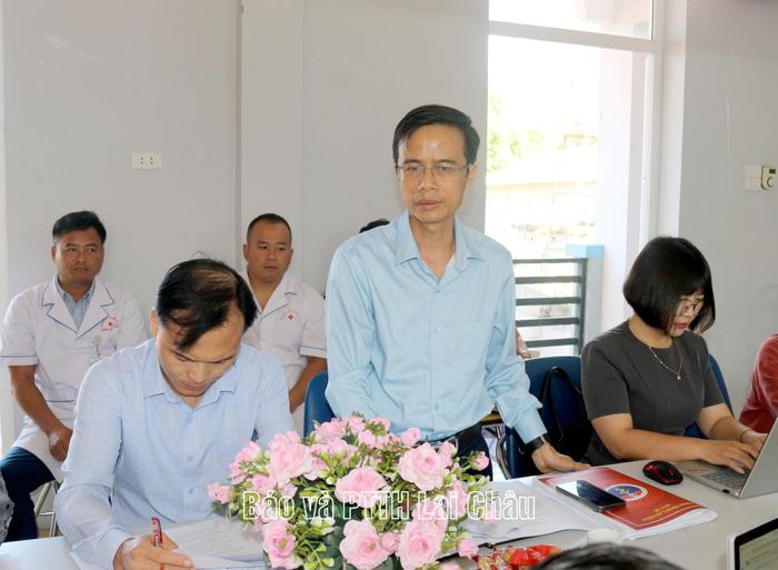 Thành viên đoàn khảo sát phát biểu ý kiến tại buổi làm việc với Trạm Y tế xã Tả Lèng.