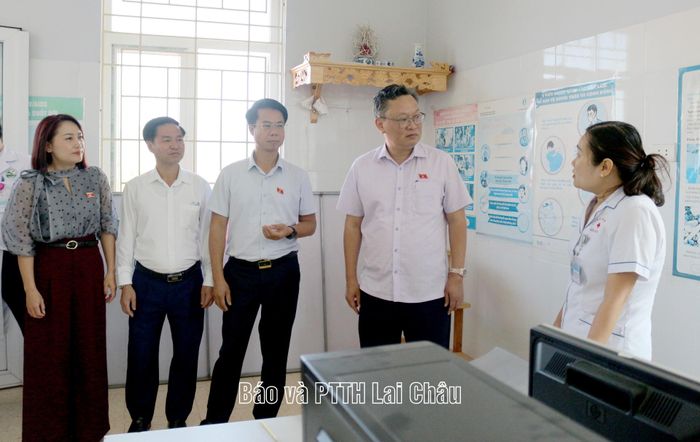 Đoàn khảo sát cơ sở vật chất tại Trạm Y tế xã Tả Lèng. 
