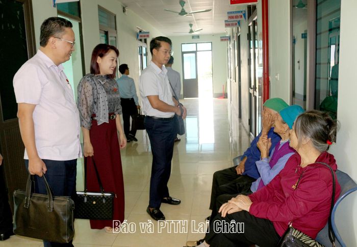 Đoàn khảo sát của Đoàn Đại biểu Quốc hội tỉnh thăm hỏi tình hình khám, chữa bệnh của bà con tại Trạm Y tế phường Đoàn Kết.