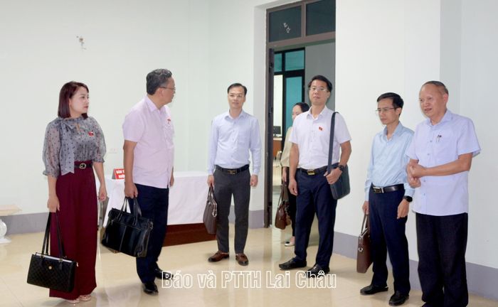 Đoàn khảo sát cơ sở vật chất tại Trạm Y tế phường Đoàn Kết. 