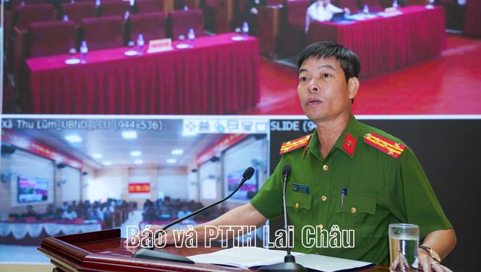 Đại tá Lê Anh Hưng - Phó Giám đốc Công an tỉnh giới thiệu nội dung cơ bản của Luật phòng, chống ma túy và các văn bản hướng dẫn thi hành. 