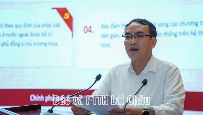 Đồng chí Lưu Hồng Phương - Phó Giám đốc Sở Văn hóa, Thể thao và Du lịch giới thiệu nội dung cơ bản của Nghị quyết số 28/2026/QH16 của Quốc hội về phát triển văn hóa Việt Nam và các văn bản hướng dẫn thi hành.