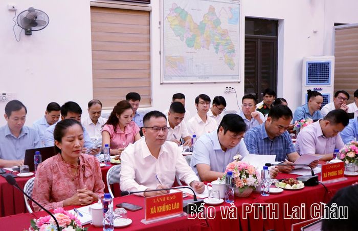 Lãnh đạo Đảng ủy, UBND và các phòng, ban chuyên môn các xã tham gia buổi làm việc.