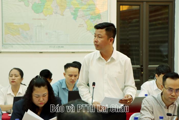 Lãnh đạo các xã phát biểu tại buổi làm việc.