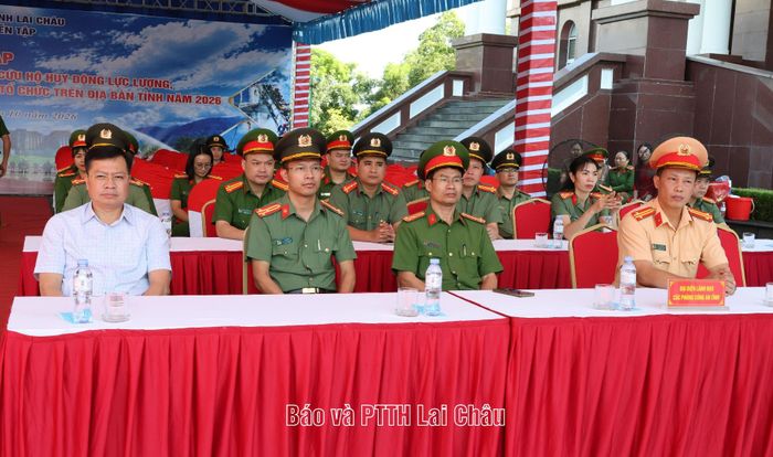 Các đại biểu dự tổng duyệt diễn tập.