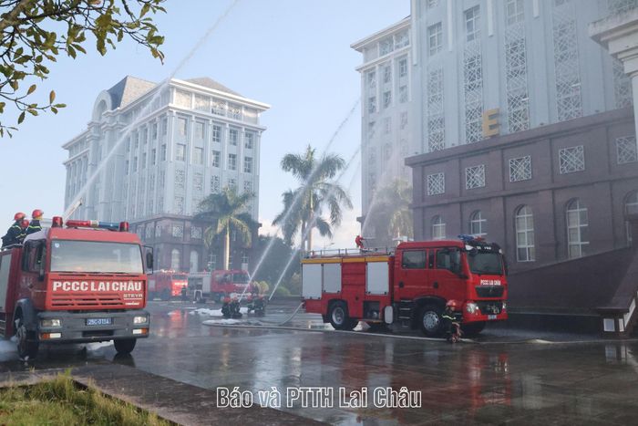 Các lực lượng tham gia tổng duyệt diễn tập.