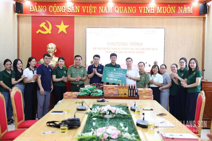 Công ty Cổ phần Hữu Nghị Xuân Cương phối hợp với các cơ quan, đơn vị trao quà hỗ trợ người dân bị ảnh hưởng bởi mưa bão năm 2026