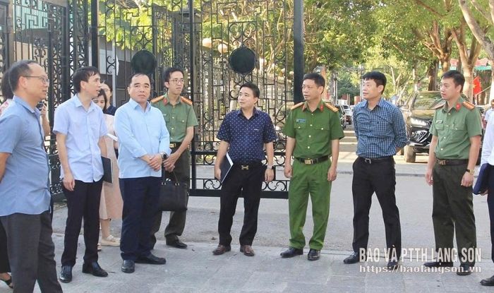 Lãnh đạo các sở, ngành khảo sát tại địa điểm tổ chức Ngày hội toàn dân học tập số năm 2026