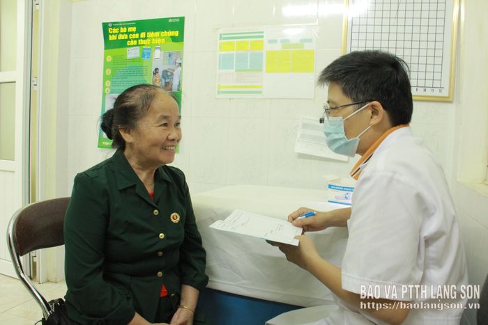 Người có công phường Lương Văn Tri được khám bệnh, cấp phát thuốc miễn phí tại Trạm Y tế phường
