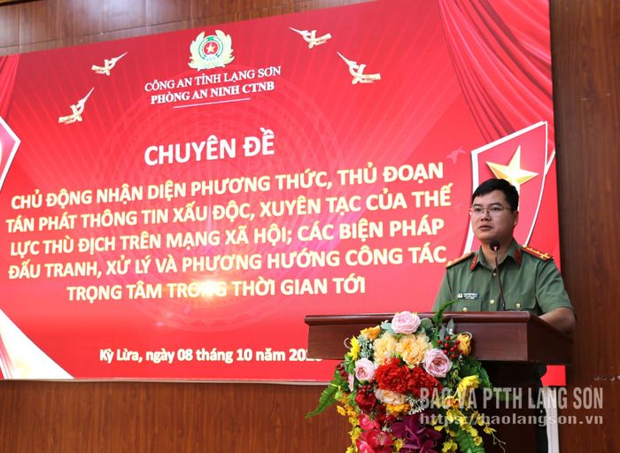 Báo cáo viên Công an tỉnh truyền đạt nội dung tập huấn, bồi dưỡng tại hội nghị