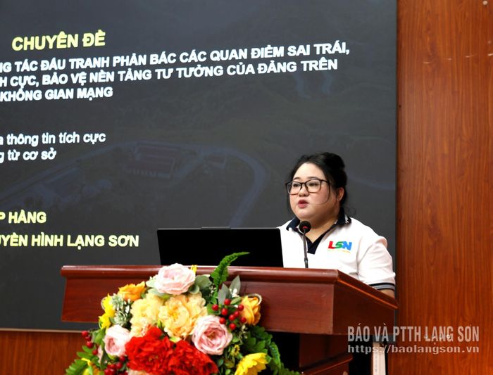 Báo cáo viên Báo và PTTH Lạng Sơn truyền đạt nội dung kỹ năng viết tin, bài và nắm bắt thông tin trên không gian mạng tại hội nghị
