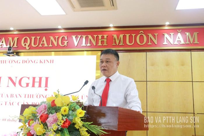 Lãnh đạo Đảng ủy phường Đông Kinh phát biểu tại hội nghị