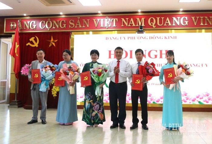 Lãnh đạo Đảng ủy phường Đông Kinh trao quyết định, tặng hoa chúc mừng các đồng chí được bổ nhiệm