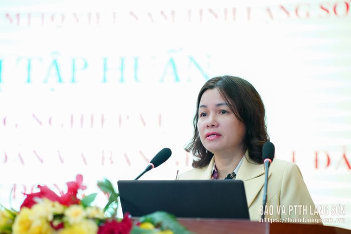 Lãnh đạo Ủy ban MTTQ Việt Nam tỉnh truyền đạt nội dung tại hội nghị tập huấn