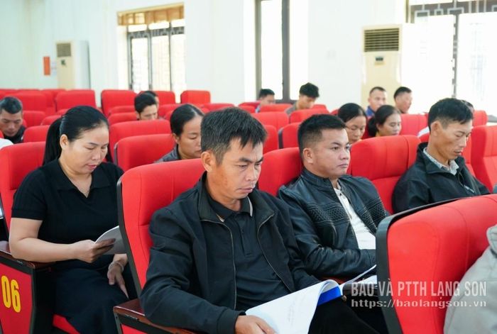 Các đại biểu nghiên cứu tài liệu tại hội nghị tập huấn