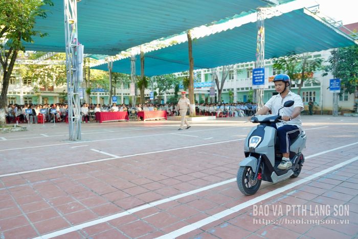Học sinh thực hành di chuyển trên sa hình