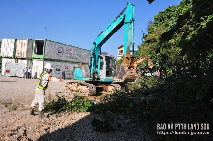 Máy chuyên dụng thực hiện phát quang, san dọn mặt bằng tại khu vực cưỡng chế thu hồi đất